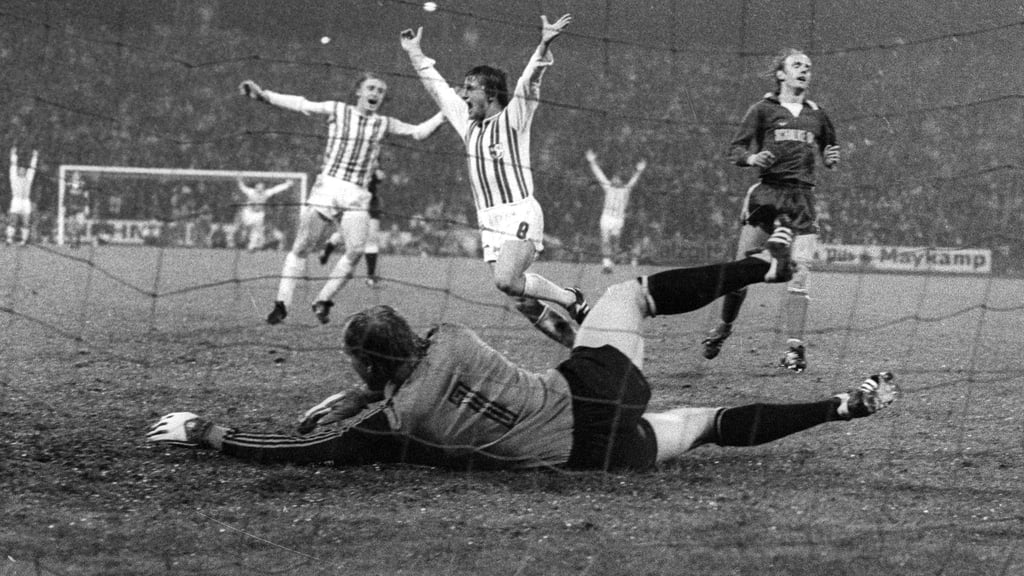 Magdeburgs Jürgen Pommerenke jubelt über sein Tor gegen den FC Schalke 04 am 2. November 1977 im Parkstadion von Gelsenkirchen.