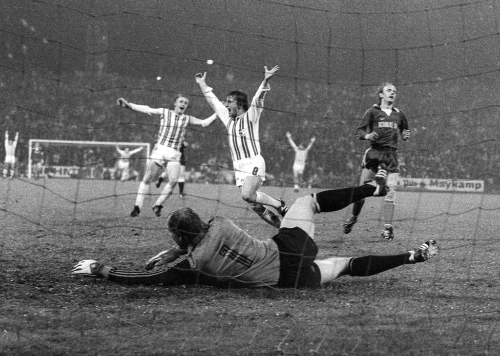 Magdeburgs Jürgen Pommerenke jubelt über sein Tor gegen den FC Schalke 04 am 2. November 1977 im Parkstadion von Gelsenkirchen.