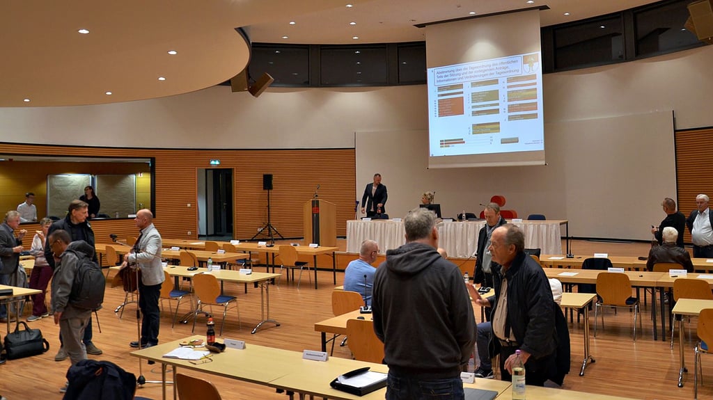 Nicht gleich Horror am Abend vor Halloween, aber nah an Theater: Nach zehn Minuten war die Stadtratssitzung Staßfurt beendet, weil die Mehrheit gegen die Tagesordnung stimmte. Fazit: Ohne Tagesordnung keine Sitzung.