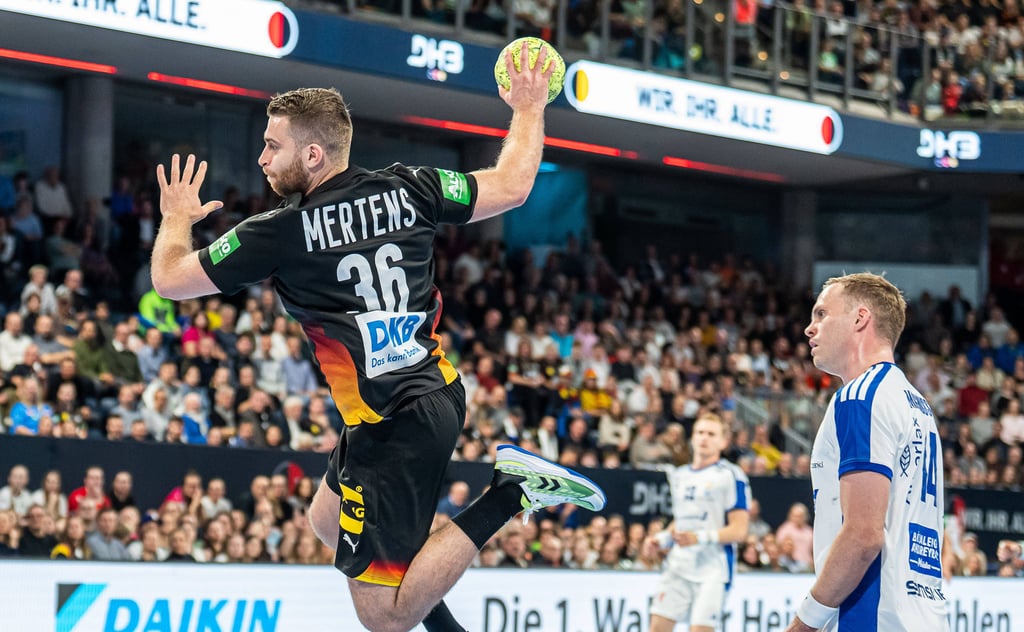 Lukas Mertens erzielte beim klaren Sieg des deutschen Nationalteams gegen Island mit Omar Ingi Magnusson (r.) drei Tore.
