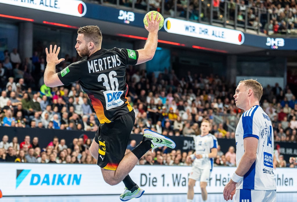 Lukas Mertens erzielte beim klaren Sieg des deutschen Nationalteams gegen Island mit Omar Ingi Magnusson (r.) drei Tore.
