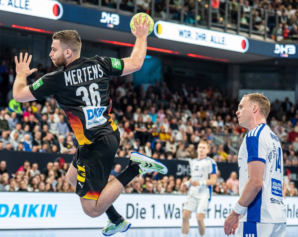 Lukas Mertens erzielte beim klaren Sieg des deutschen Nationalteams gegen Island mit Omar Ingi Magnusson (r.) drei Tore.