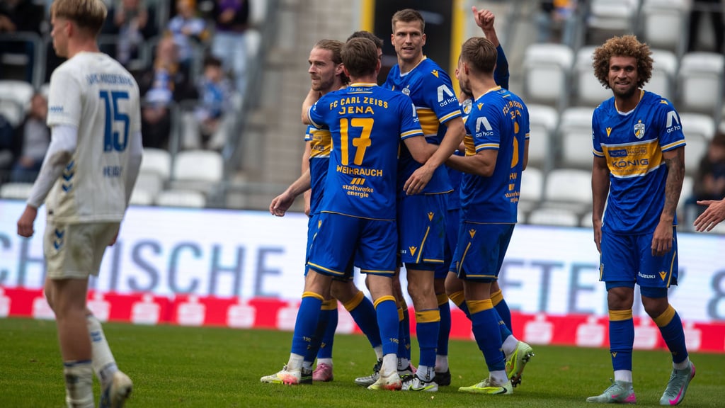 Nils Butzen wurde nach seinem Tor von den Teamkollegen gefeiert, doch hielt sich selbst aufgrund seiner riesigen Wertschätzung für den