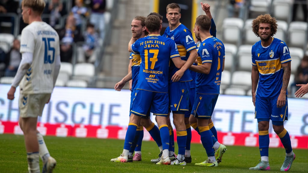 Nils Butzen wurde nach seinem Tor von den Teamkollegen gefeiert, doch hielt sich selbst aufgrund seiner riesigen Wertschätzung für den