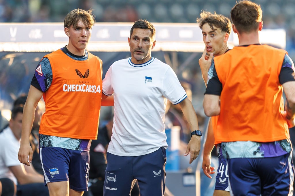 Hertha-Coach Stefan Leitl (M.) hat viel Vertrauen in Kennet Eichhorn (l.). (Archivbild)