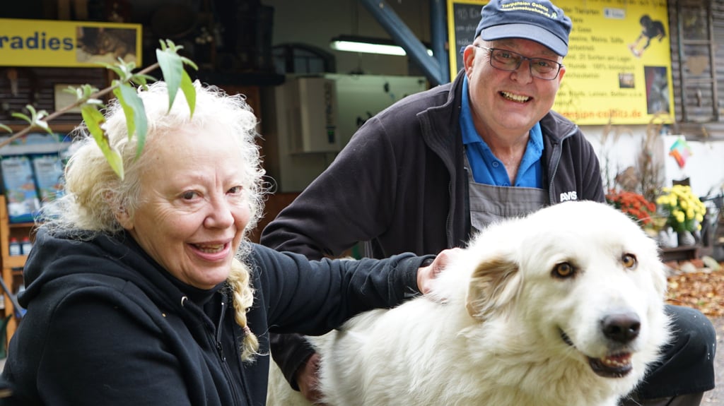 Andreas Kühne betreibt eine Tierpension, betreibt Handel und steht auf Märkten. Petra Maier hilft, die Tiere zu versorgen.