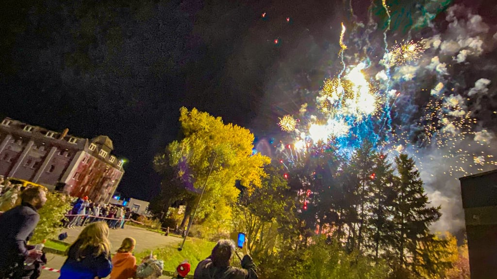 Am Edeka-Markt von Roland Höhne ist am Donnerstagabend ein Halloween-Höhenfeuerwerk gezündet worden. Das kam bei den Besuchern gut an.