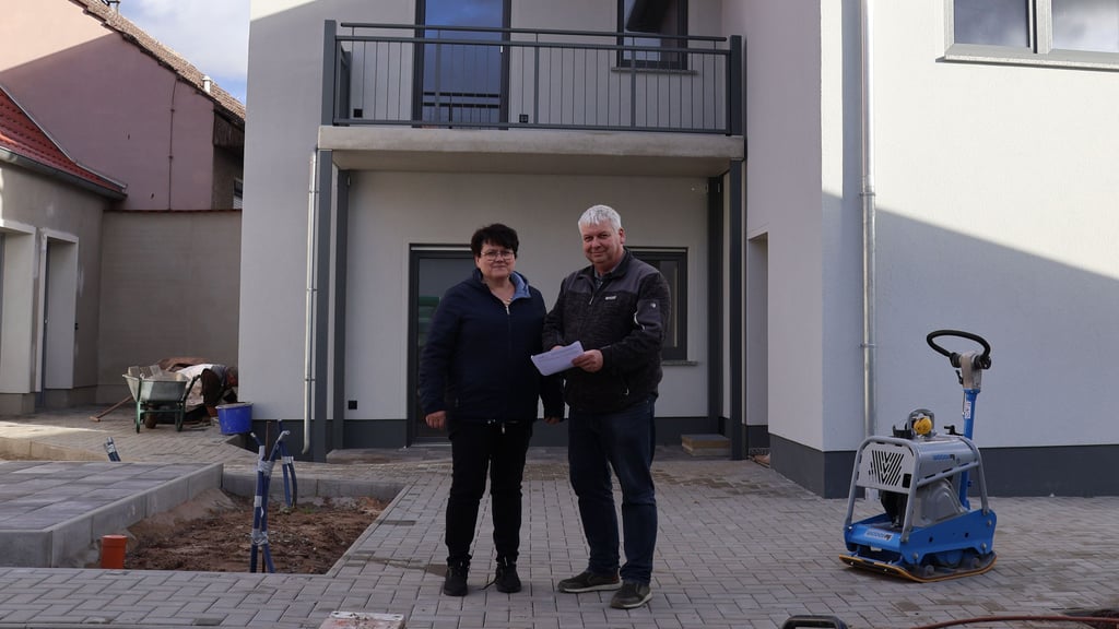 Die Hoteliers Maik und Kathrin Kleinod haben in Klietz Wohnungen für Auszubildende gebaut. Bis zum Einzug im November sind noch Restarbeiten zu erledigen.