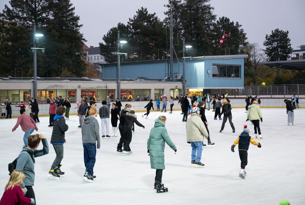 Im Neuköllner Eisstadion konnten schon am Freitag die ersten Bahnen gedreht werden. (Archivbild)