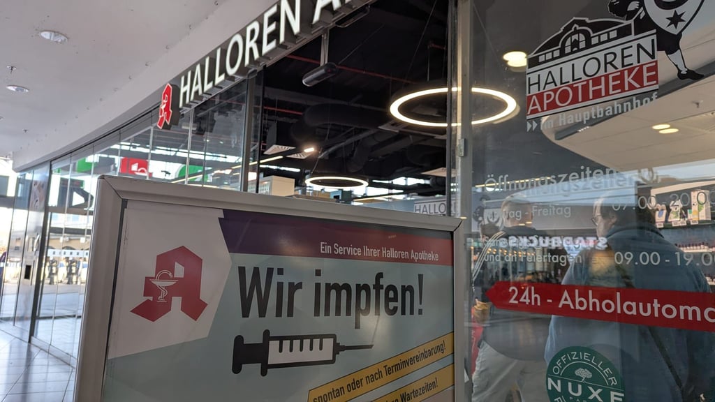 Die Halloren Apotheke im Hauptbahnhof Halle bietet auch Grippe- und Corona-Schutzimpfungen an. 