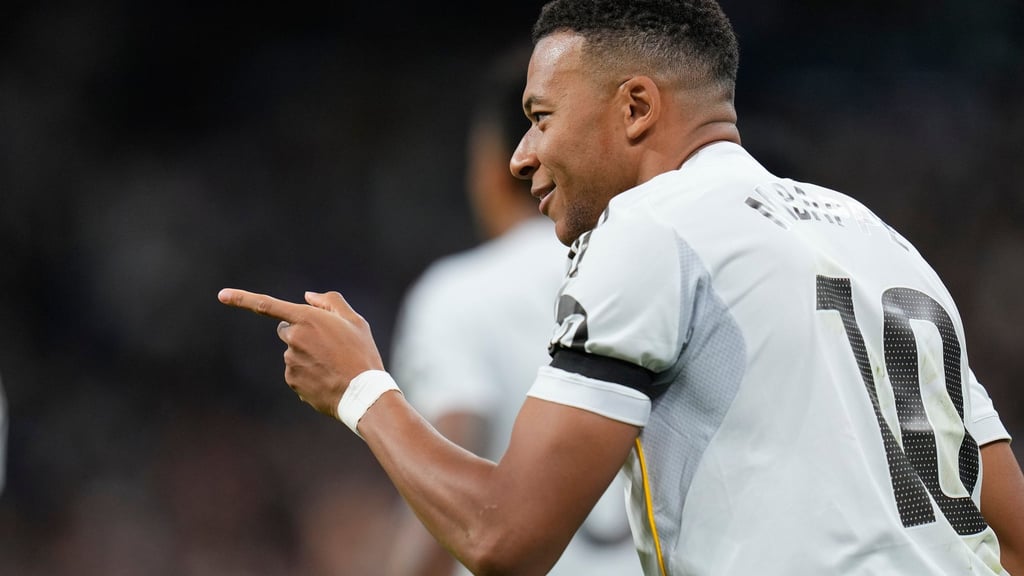 Kylian Mbappé (r) brachte Real Madrid mit seinen Toren auf Siegkurs gegen Valencia.