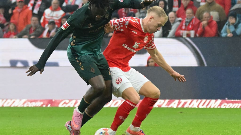 Kam gegen den FSV Mainz 05 nicht zur Geltung: Werder-Stürmer Victor Boniface (l).