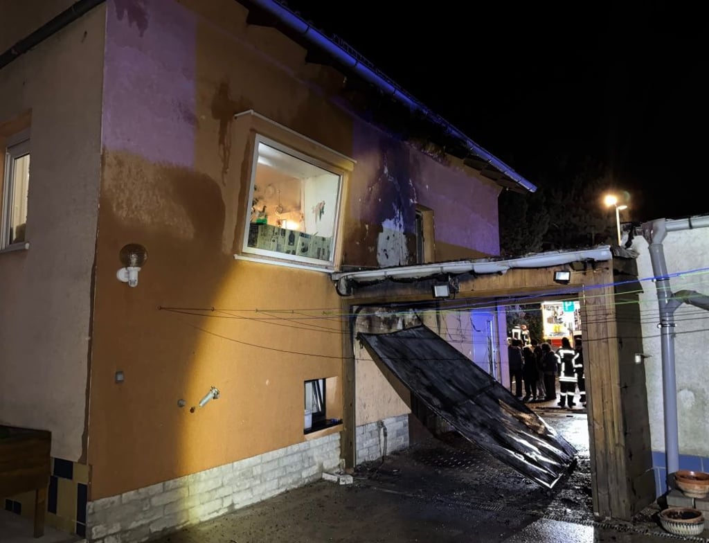 Nach Ende der Löscharbeiten wird das Ausmaß des Schadens an dem Haus in Ermsleben (Landkreis Harz) erkennbar.