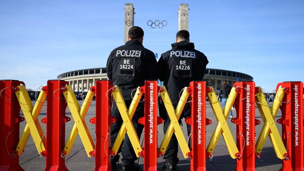 Die Polizei ist zum Bundesligaspiel zwischen Hertha BSC und SG Dynamo Dresden im Großeinsatz.