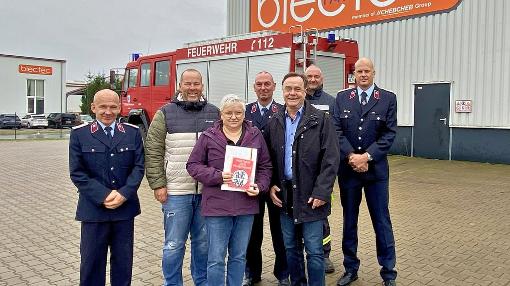 Gruppenbild nach der Ehrung: Abschnittsleiter und Kreisausbilder Stefan Puhlmann, Daniel Lehmann, Romy Harnapp, Mike Kuhrmann, Michael Jahn, Pierre Richter und Christoph Hering (von links)