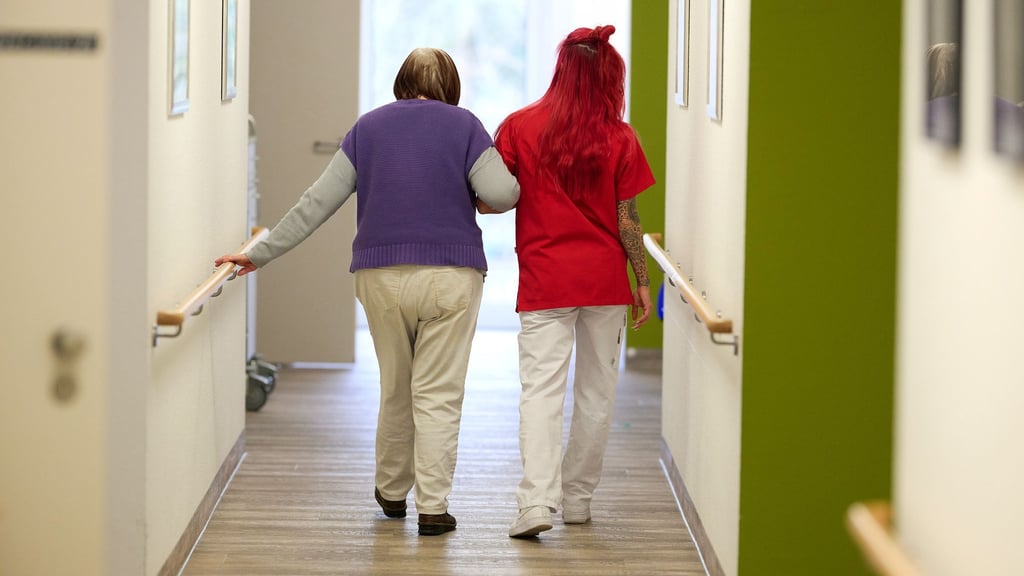 Pflegekräfte in Thüringen verdienen mehr. (Symbolbild)