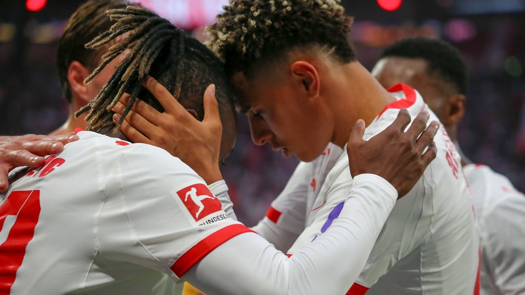 Antonio Nusa (r.) gratuliert Yan Diomande zu seinem Treffer im Spiel gegen den VfB Stuttgart