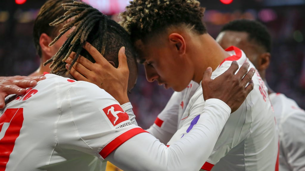 Antonio Nusa (r.) gratuliert Yan Diomande zu seinem Treffer im Spiel gegen den VfB Stuttgart