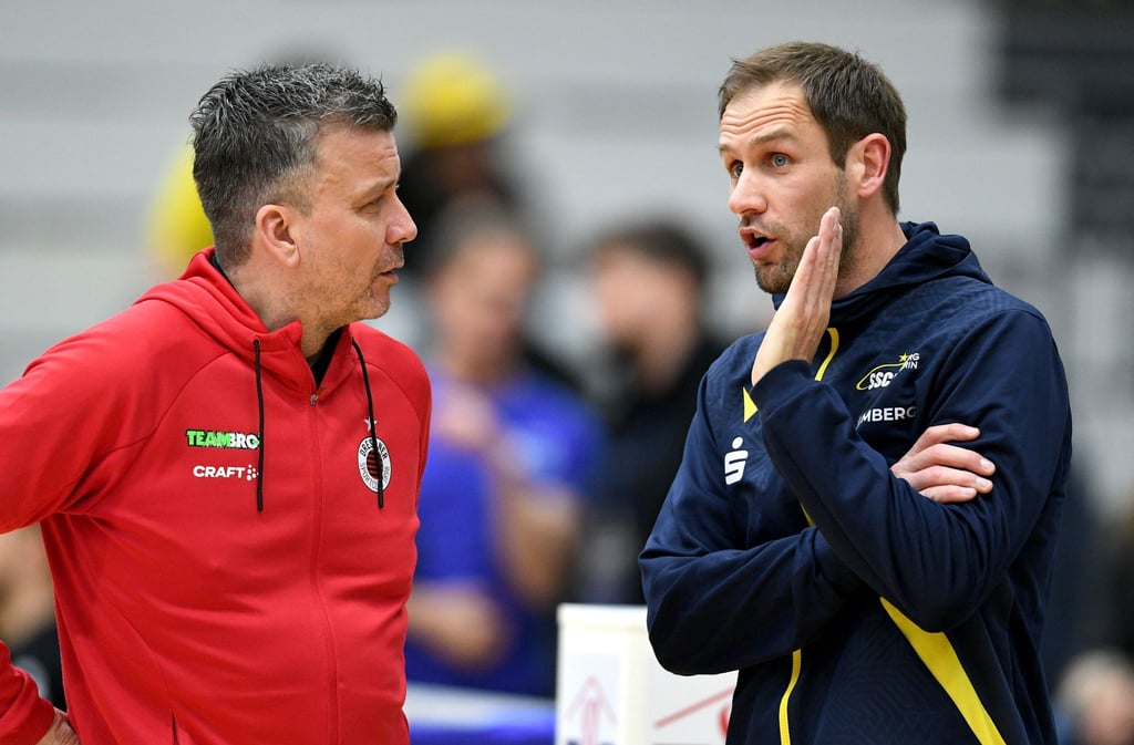 Die beiden Trainer Alexander Waibl (Dresden,l) und Felix Koslowski tauschen sich aus