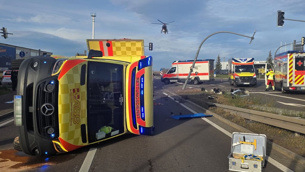 Ein Rettungswagen des ASB aus Aschersleben ist in Bernburg bei einem schweren Verkehrsunfall verunglückt.