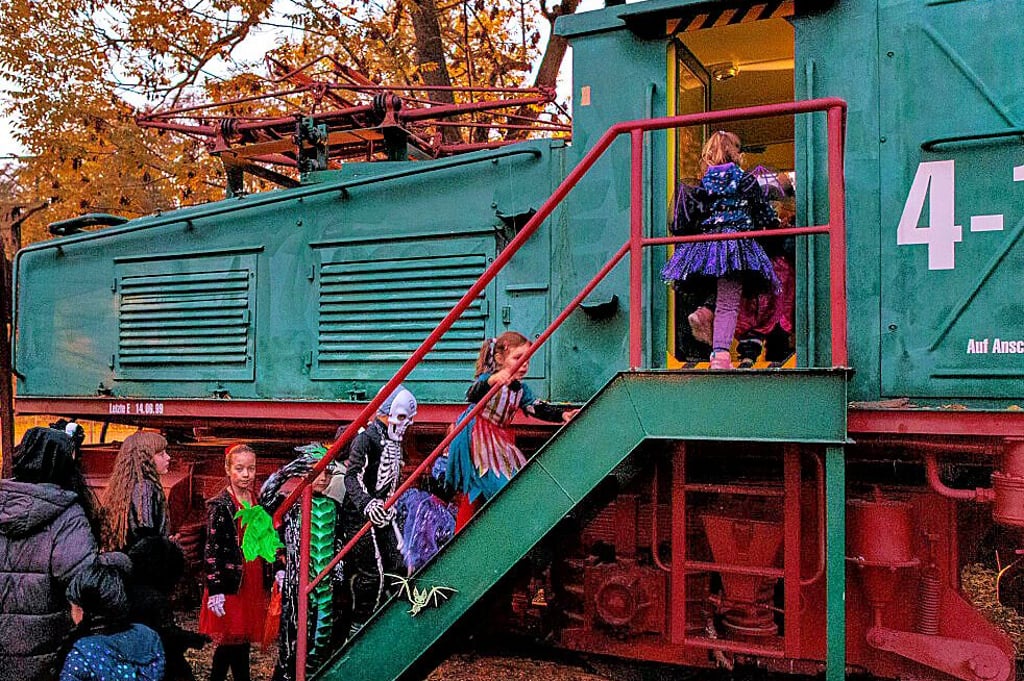 In Kostümen bestiegen die Kinder im Herrmannschacht Zeitz alte Industriefahrzeuge.