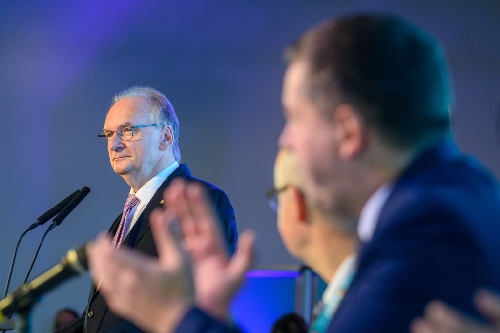 Reiner Haseloff (CDU) wirbt für Spitzenkandidat Sven Schulze (CDU).