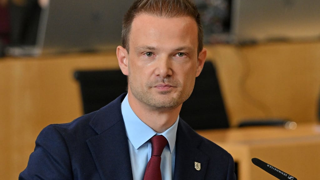 Thüringens Sportminister Stefan Gruhner (CDU) unterstützt die Pläne für ein neues Sportfördergesetz. (Archivbild)