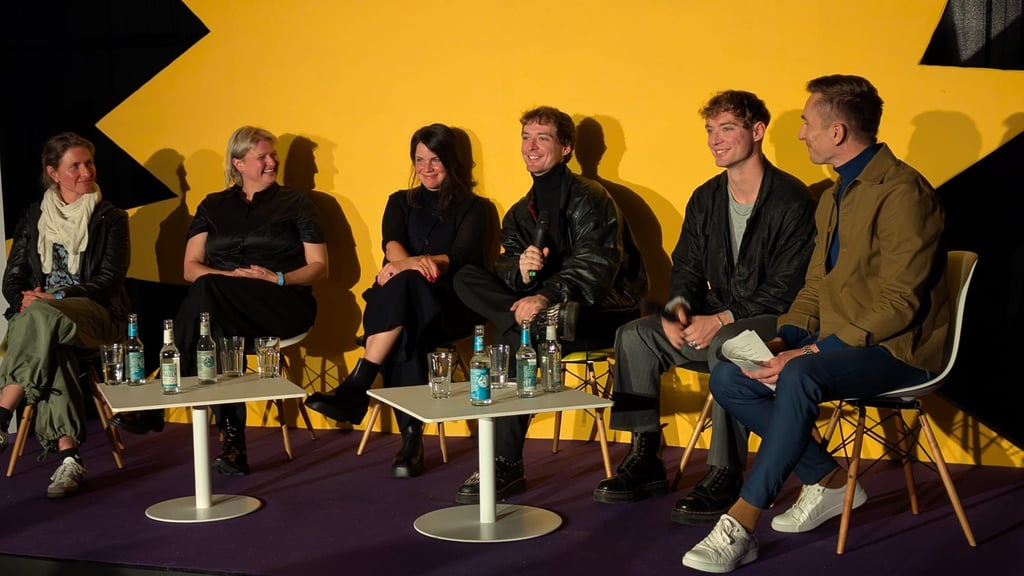 Die Lochmann Zwillinge, gut gelaunt, beim Filmgespräch nach der Premierenvorstellung in Halle.  