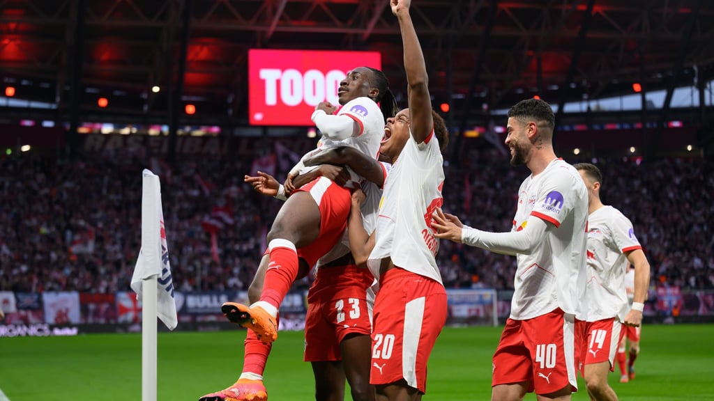 Yan Diomande (l-r), Castello Lukeba, Assan Ouédraogo und Romulo jubeln nach dem 1:0.