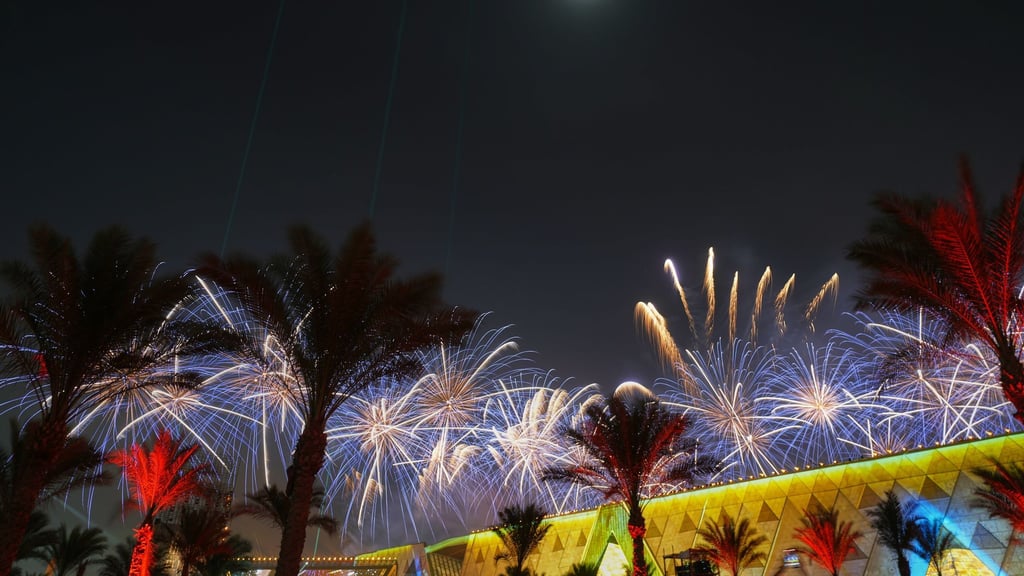 Für die Eröffnung gibt es eine große Musik- und Lichtshow und Feuerwerk.