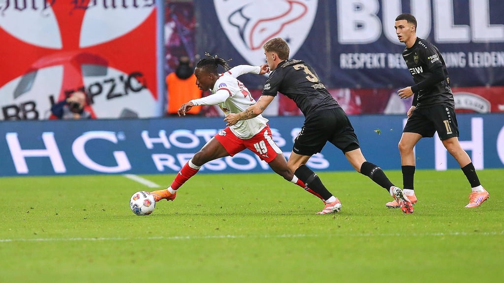 Yan Diomande am Ball gegen den VfB Stuttgart.