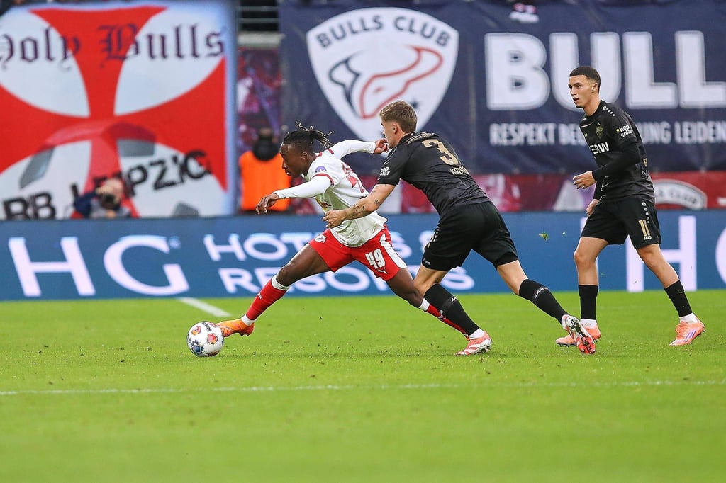 Yan Diomande am Ball gegen den VfB Stuttgart.