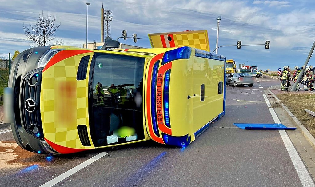 Der Rettungswagen, in dem ein Patient behandelt wurde, kippte bei dem Unfall um.