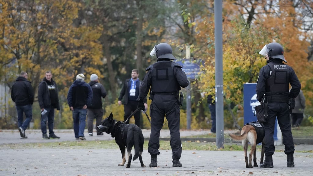 Fußballfans verließen das Olympiastadion nach dem Spiel der Hertha gegen Dynamo Dresden unter den kritischen Blicken etlicher Polizisten.