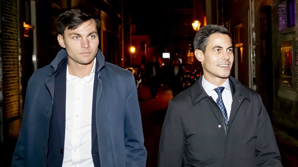 Rob Jetten (r), Vorsitzender der Partei D66, trat am Wahlabend mit seinem Verlobten Nicolás Keenan auf.