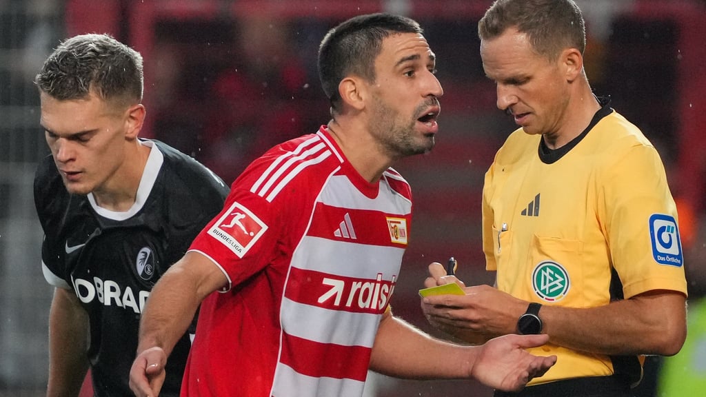 Rani Khedria kann eine Entscheidung von Schiedsrichter Storks nicht verstehen.