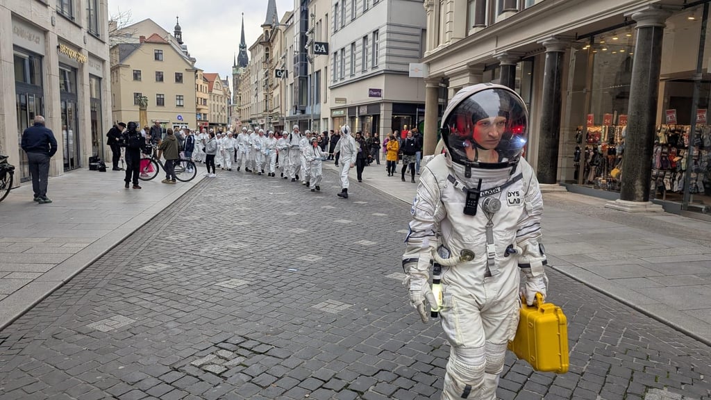 Unterwegs in Halle: Die Astronautin Jana führte die Erkundung des fremden Planeten an, die Teilnehmer in den weißen Schutzanzügen folgten ihr.