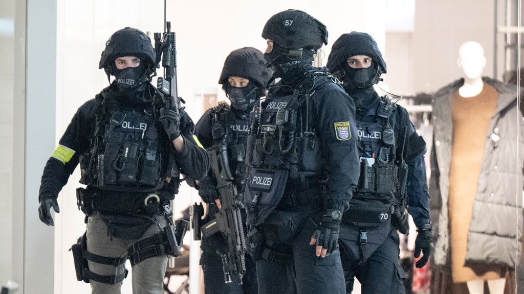 Schwer bewaffnete Polizisten durchkämmen das Nordwestzentrum in Frankfurt.
