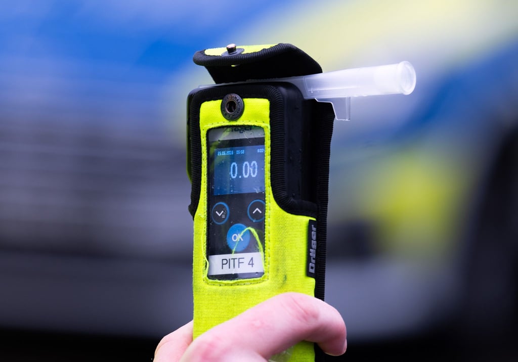 Ein betrunkener Autofahrer wurde bei Cuxhaven von der Polizei angehalten. (Symbolbild)