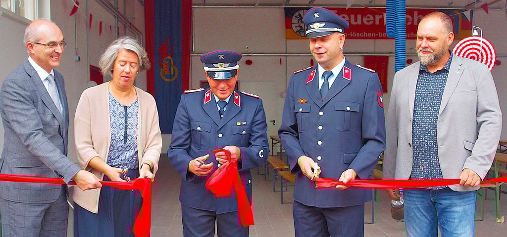 Zusammen mit Innenministerin Tamara Zieschang (2. von links) schnitt Fleetmarks Wehrleiter Andreas Herfort (3. von links)  Ende Juli das symbolische rote Band an der Einfahrt zum neuen Feuerwehrgerätehaus durch.