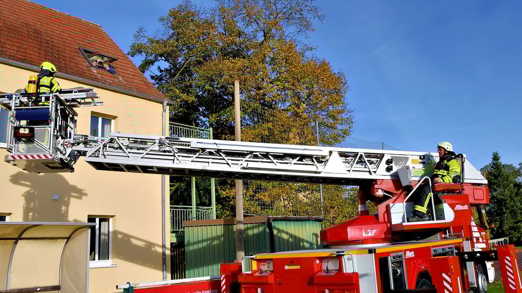 Große Übung der Feuerwehren des Elbe-Havel-Landes am Sonnabendvormittag in Klietz. Auf der Rückseite des Gebäudes kommt die Drehleiter zum Einsatz, um aus dem brennenden Obergeschoss Personen zu retten. Im Dachgeschoss warten Mitglieder der Jugendfeuerwehr auf ihre Rettung.