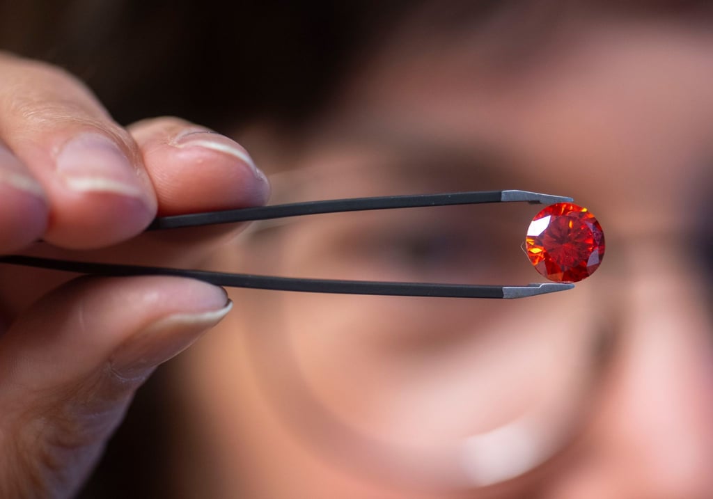 Ein Diamant aus Asche kostet mehrere tausend Euro. (Archivbild)