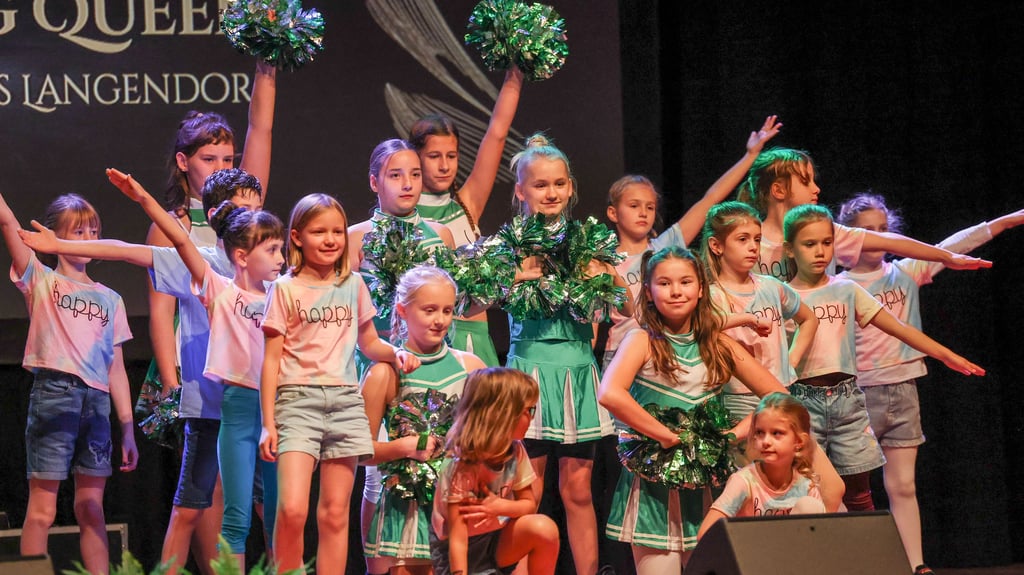 Die beiden Tanzgruppen „Green Steps“ und „Dancing Queens“ zeigen auf der Bühne Auszüge ihrer Choreografien.