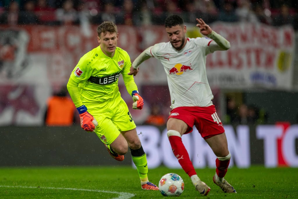 Romulo stahl Nübel den Ball.