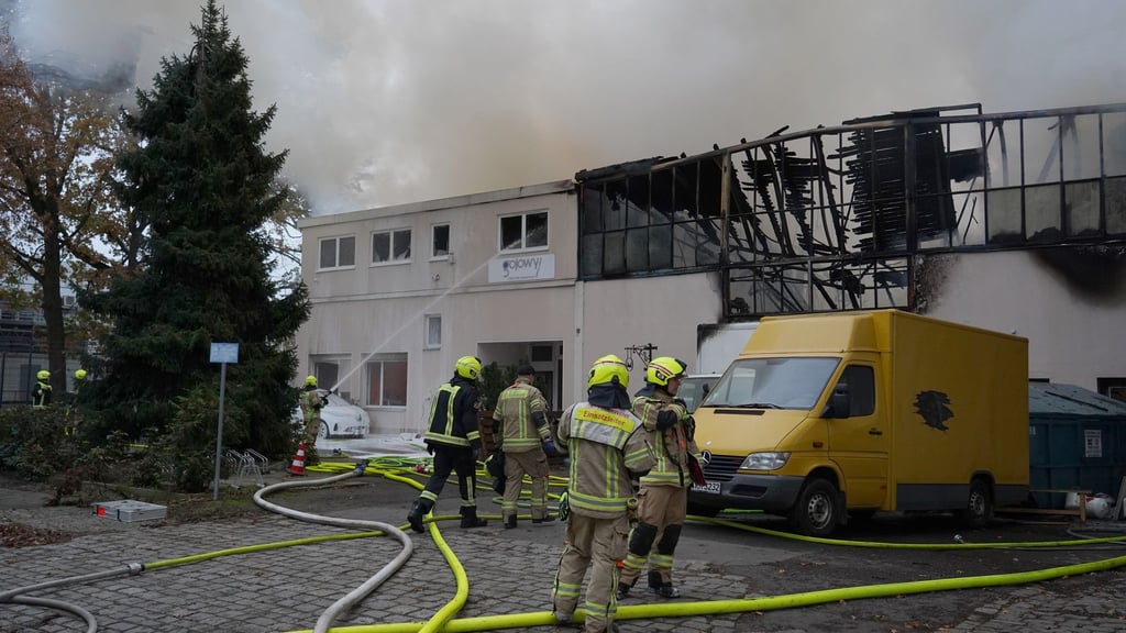 Feuerwehrleute haben bei einem mehrstündigen Großeinsatz in Berlin-Lichterfelde unter anderem den Brand in einer Lagerhalle gelöscht.