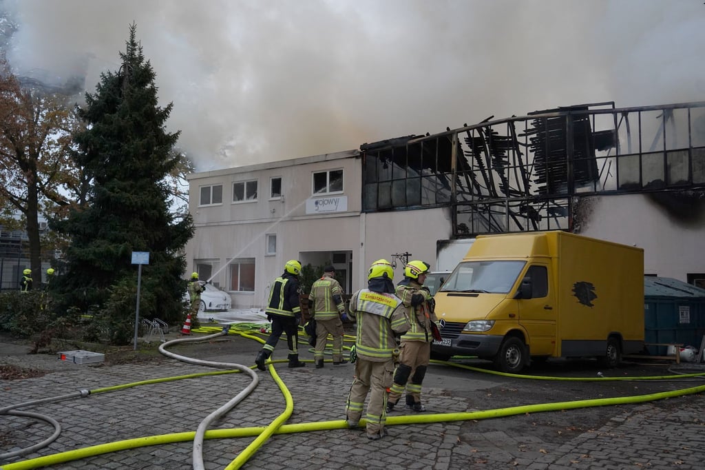 Feuerwehrleute haben bei einem mehrstündigen Großeinsatz in Berlin-Lichterfelde unter anderem den Brand in einer Lagerhalle gelöscht.