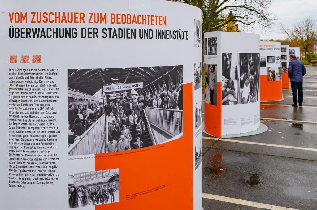 In Frankfurt (Oder) widmet sich eine Ausstellung der Stasi-Überwachung in den Fußballstadien. (Symbolbild)