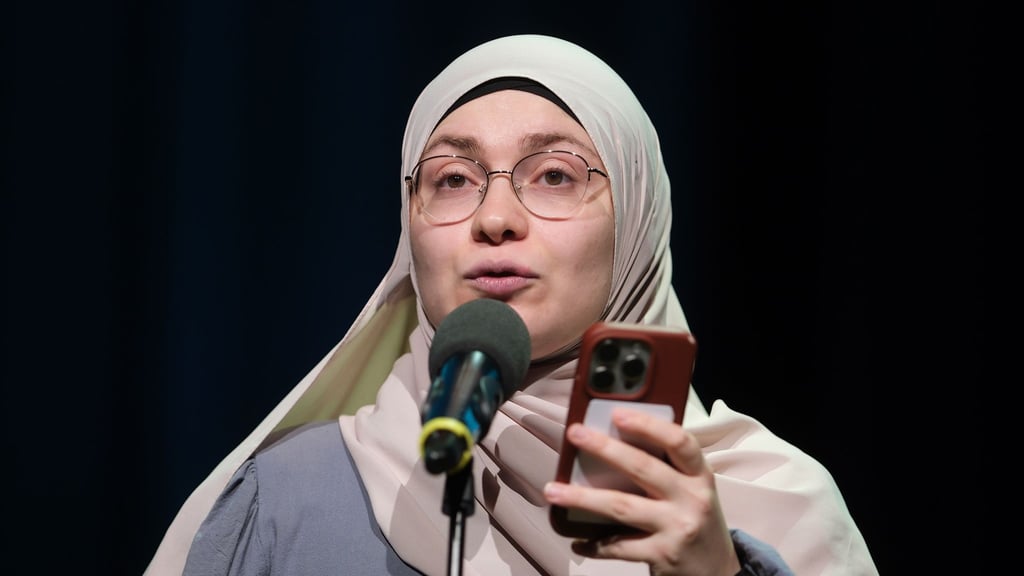Ayse Irem hat sich im Finale der Deutschsprachigen Meisterschaft im Poetry Slam in Chemnitz den Titel geholt.