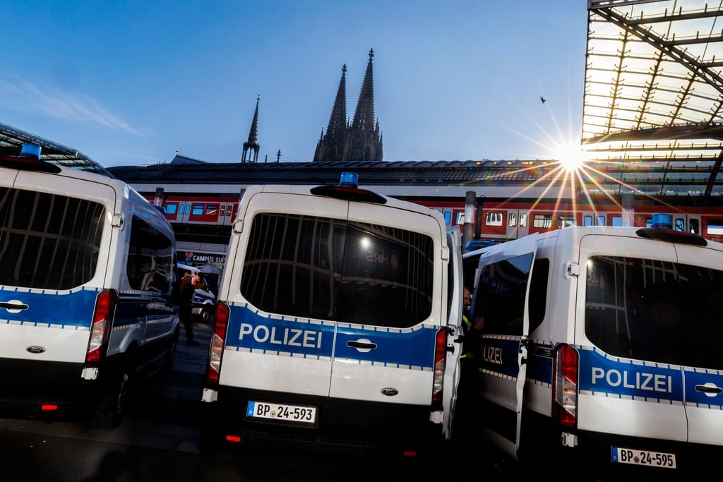 Am Kölner Bahnhof prügelten sich mehrere Fans von Schalke und Dortmund. (Archivbild)