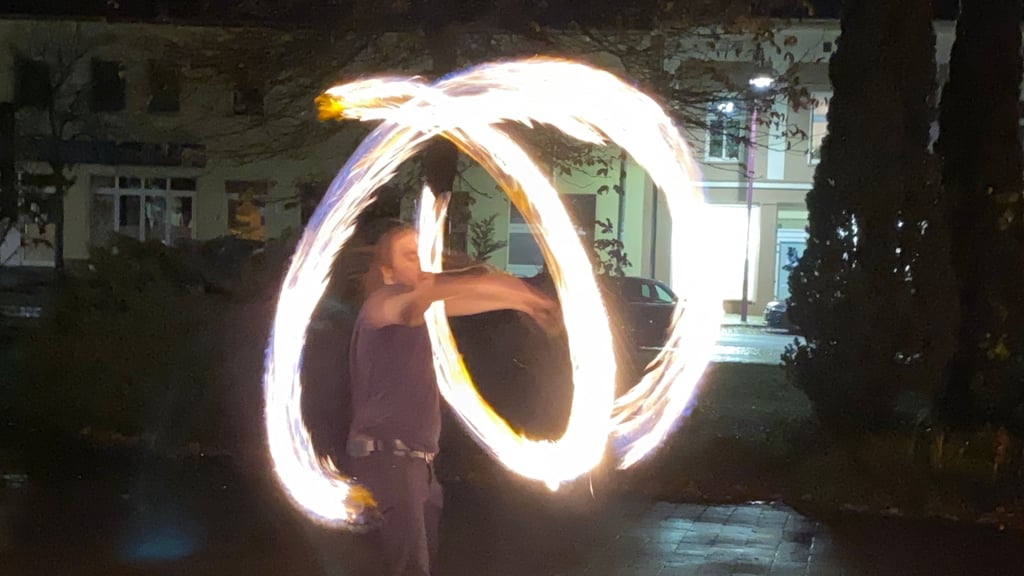 Die Flying Sparks zeigten spektakuläre Darbietungen mit Feuerbehältern.
